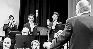 In die Vergangenheit. Die Alex R&uuml;edi Big Band in Aktion: Heuer geht es in die Anfangsjahre der Big-Band-Geschichte.