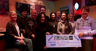 Scheck&uuml;bergabe von &laquo;Sonderbare Weihnachten&raquo; an den Verein Unterschlupf. 