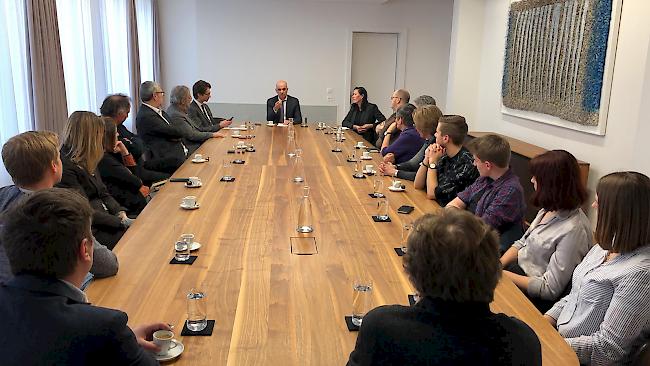 Die linken Verfassungsräte beim Austausch mit Bundesrat Alain Berset.