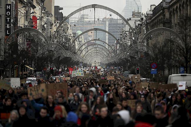 Laut Polizeiangaben demonstrierten am Donnerstag rund 12 500 Jugendliche auf den Strassen Brüssels.