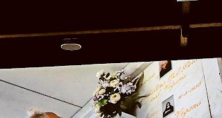 Ruhest&auml;tte. Szene aus &laquo;Eldorado&raquo;: Markus Imhoof am Grab seiner italienischen Freundin aus Kindheitszeiten.Fotos wb