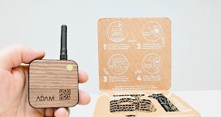 Kleines Ger&auml;t, grosser Nutzen. Der vom Oberwalliser Energieunternehmen winsun mitentwickelte und vertriebene ADAM hilft, im Haushalt Strom zu sparen.Foto wb