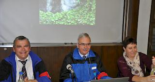 Der scheidende Pr&auml;sident Josef Escher (Mitte) leitete ein letztes Mal die GV der Krankentr&auml;gervereinigung Oberwallis, neben ihm die Vorstandsmitglieder Eugen Lehner und Daniela Schwery.