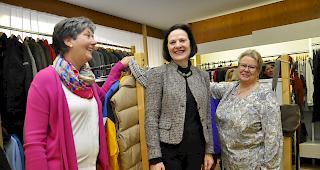 Heidi Studer, Staatsr&auml;tin Esther Waeber-Kalbermatten und Erna Zumstein (von links) in der neu er&ouml;ffneten Boutique.