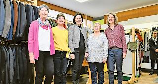 Frauenpower. Heidi Studer, Maria Rieder, Staatsr&auml;tin Esther Waeber-Kalbermatten, Erna Zumstein und Nicole Zenh&auml;usern (von links) im Innern der neu er&ouml;ffneten &laquo;La Boutique&raquo; an der oberen Bahnhofstrasse in Visp: am Treffpunkt f&uuml;r Freiwillige, Migranten und Bed&uuml;rftige. 
