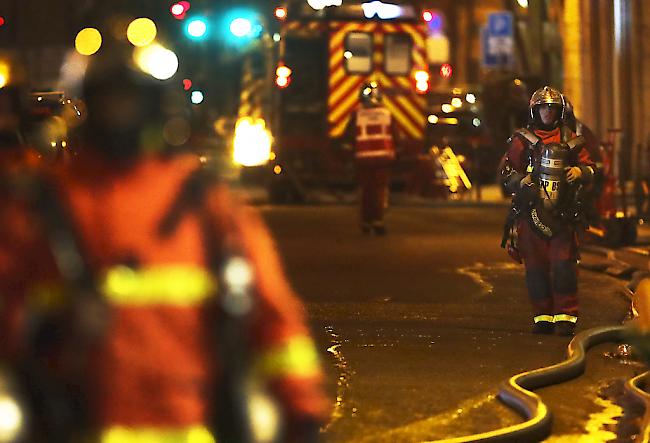 200 Einsatzkräfte der Feuerwehr bekämpften in Paris in der Nacht auf Dienstag einen Brand in einem achtstöckigen Haus. 