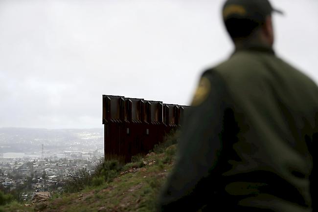 Grenzschützer Vincent Pirro steht in der Nähe, wo die Mauer endet, die Tijuana, Mexico von San Diego trennt. US-Präsident Donald Trump bekräftigte in seiner Rede zur Lage der Nation seine Forderung nach einer Mauer: «Ich bekomme sie gebaut.»