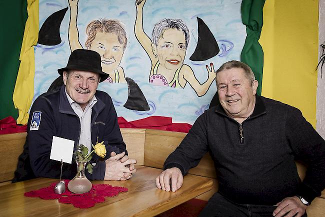 Kurt Regotz (links) und Roland Derendinger gestalten seit nunmehr 40 Jahren Wände in Briger und Natischer Gaststätten.