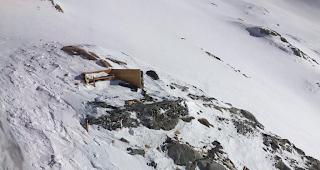 Viel bleibt nicht &uuml;brig. Das Mittelaletschbiwak s&uuml;dlich des Dreieckhorns auf 3013 m.