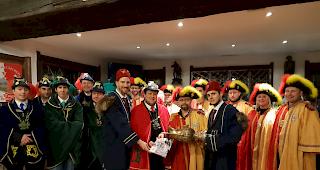 Die erste Ausgabe wurde mit dem traditionellen Zunftbecher begossen.