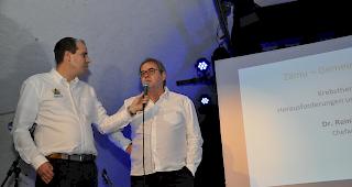 Im Kellertheater: OK-Vorstandsmitglied Ren&eacute; Wellig stellt Dr. Reinhard Zenh&auml;usern Fragen rund um Krebs und &laquo;B&auml;rg&uuml;f&raquo;.