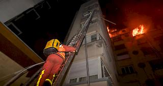 Flammen gehen vergangenen Dienstag in einem Haus in Paris auf. Nun wird einer rund 40 Jahre alten Frau Brandstiftung mit Todesfolgen vorgeworfen. Ein Nachbar belastet sie: Sie habe vor seiner Haust&uuml;r Feuer gelegt, weil sie sich &uuml;ber zu laute Musik &auml;rgerte.