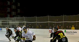 Der EHC Saastal und Aaron Schnydrig (rechts) gewannen ihr Heimspiel gegen Genf-Servette II souver&auml;n.