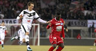 Luganos Alexander Gerndt (links) gegen Sittens Last-second-Torsch&uuml;tzen Birama Ndoye.