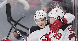 Mann des Spiels. Nico Hischier konnte sich beim 3:2-Sieg &uuml;ber die Carolina Hurricanes drei Assists gutschreiben lassen. (Archivbild)