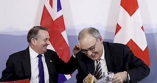 Wichtige Handelspartner.&nbsp;Der britische Minister f&uuml;r internationalen Handel, Liam Fox (r), und&nbsp;Wirtschaftsminister Guy Parmelin haben am Montag in Bern einen bilateralen Handelsvertrag unterzeichnet.