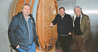 Entt&auml;uscht. Wie viele andere Selbsteinkellerer zeigen sich auch Bruno Tenud, Edmund Constantin und Christian Schmid (von links) &uuml;ber die neuen Regelungen der Weinhandelskontrolle unzufrieden.
