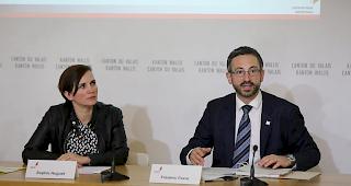 Sophie Huguet, Chefin des Rechtsdienstes f&uuml;r Sicherheit und Justiz, und Staatsrat Fr&eacute;d&eacute;ric Favre m&ouml;chten die Walliser KESB professionalisieren.