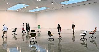 Spektakul&auml;r. Die Ausstellung &laquo;Play&raquo; des K&uuml;nstlers Urs Fischer begeisterte in New York das Publikum.&nbsp;Alexander Theler entwickelte die Bewegungs-  und Verhaltens-Software der tanzenden B&uuml;rost&uuml;hle.&nbsp;&nbsp;