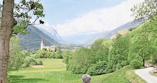 Abfuhr erteilt. Der Tourismuszirkel Oberwallis wird nicht weiterverfolgt. Stattdessen haben die Gemeinden Steg-Hohtenn, Niedergesteln, Raron, Ausserberg, Baltschieder und Eggerberg die Tourismusorganisation &laquo;L&ouml;tschberg Region&raquo; gegr&uuml;ndet.