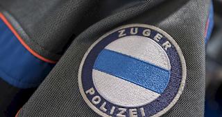 Mitarbeitende der Zuger Polizei stiessen bei Hausdurchsuchungen in zwei Wohnungen in Zug auf grosse Mengen an Chemikalien. 