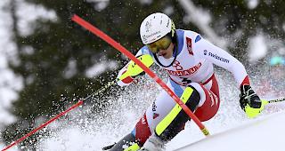 Entt&auml;uschung. Holdener fuhr bereits nach wenigen Schw&uuml;ngen an einem Tor vorbei. Die Schwyzerin konnte zwar weiterfahren, der Kampf um eine Medaille war aber in der Folge aussichtslos.