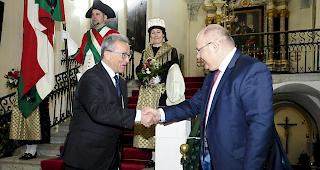 Gemeindepr&auml;sident Niklaus Furger (rechts) begl&uuml;ckw&uuml;nscht Georges Schmid in der Dreik&ouml;nigskirche.