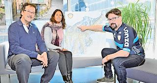 Einsatz f&uuml;rs Bike. Uli Werlen, Vizepr&auml;sident Visp Tourismus, M&eacute;lanie Biehl, Gesch&auml;ftsf&uuml;hrerin Visp Tourismus, und Dean Henzen (von links) mit der Karte der Mountainbike-Touren.