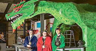 Im Vereinslokal. Graf Zeremoni Mathias Sprung, F&uuml;rstgraf Jozzelin XI. Andr&eacute; Jossen und Silvan Huter, Baron Drachenmannschaft (von links), auf einem Umzugswagen. 