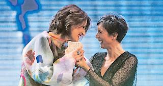 Verdiente Ehre. Sina und Laudatorin Pascale Bruderer bei der SMA-Preis&uuml;bergabe: Diese Auszeichnung sei ein &laquo;Symbol f&uuml;r  die Zukunft aller Frauen in der Musik&raquo;, sagte Sina. 