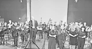 Gut gemacht. Dirigent und k&uuml;nstlerischer Leiter Etienne Mounir auf dem Podium, neben ihm die  Erz&auml;hlerinnen Priska Antille Meier, Adwaa Almundheri, Abi Corre und Ruriko Cassina (von links):  Applaus verdient.