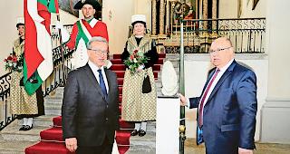 &laquo;Der Denker&raquo;. Burgerpr&auml;sident Georges Schmid (links) freut sich &uuml;ber das Geschenk aus den H&auml;nden von Gemeindepr&auml;sident Niklaus Furger.