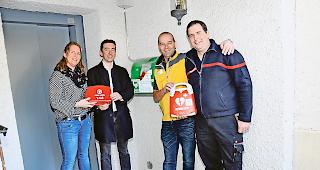 &Ouml;ffentliche Sicherheit. Daria Torrent, Kontakt &laquo;c&oelig;ur wallis&raquo;, Gemeinderat Michael Kreuzer, Wendelin Zuber, Rettungssanit&auml;ter Visp, und Christian Pfaffen, Stabsoffizier Feuerwehr Region Visp, beim neu installierten Defibrillator beim Lift zur Visper Pfarrkirche.