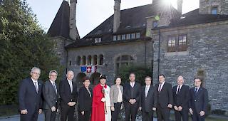 Staatsratspr&auml;sidentin Esther Waeber-Kalbermatten und der Vizepr&auml;sident der Regierung, Roberto Schmidt, wurden begleitet von Philipp Sp&ouml;rri, Staatskanzler, Anne-Marie Sauthier-Luyet, Grossratspr&auml;sidentin, Lionel Seeberger, Pr&auml;sident des Kantonsgerichts, Nicolas Dubuis, Generalstaatsanwalt, Pierre Berthod, Stadtpr&auml;sident von Siders, C&eacute;dric Pugin, Burgerpr&auml;sident der Stadt Siders und Jean-Marie Viaccoz, Pr&auml;fekt des Bezirks Siders.