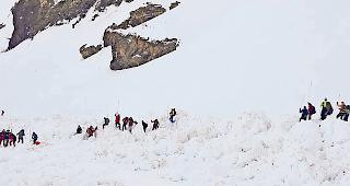 Intensive Suche. Insgesamt waren 244 Personen an den Rettungsarbeiten beteiligt.Foto keystone
