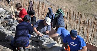 Gut 20 Maurerlehrlinge lernen am Kulturweg, wie eine Trockensteinmauer aufgebaut sein will.