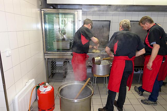 Dieses Jahr schwang am Gondoneser Risottofest eine Männerschaft den Kochlöffel in der Küche.

