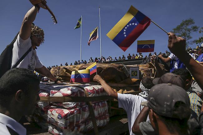 Die umstrittenen Hilfslieferungen für Venezuela aus Kolumbien und Brasilien sind an den Grenzübergängen in tödlichem Chaos steckengeblieben. 
