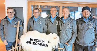 Tatkr&auml;ftig. Der Vorstand des Oberwalliser Schwarznasen-Schafzuchtverbands mit Daniel Steiner, Pr&auml;sident, Rolf Kalbermatten, Vizepr&auml;sident, Martin Wyer, Aktuar, Peter Imboden, Kassier, und Rini Pfammatter, &shy;Marktleiter, von links, pr&auml;sentierte ein dichtes Tagesprogramm.