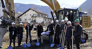 Bestens aufgelegt. Die Bauherrschaft vereint mit Vertretern der CSS und Stadtpr&auml;sident Louis Ursprung (Zweiter von rechts).