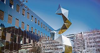 Gl&auml;nzende Fassaden. Bei Lonza l&auml;uft es derzeit rund. Blick ins Werk Visp.