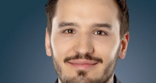 Der zweisprachige Visper Thibaud Mengis (28) hat an der Schweizerischen Hotelfachschule in Luzern studiert. Nach der EVZ Gastro AG &uuml;bernimmt er nun den Gastro-Bereich der Lonza Arena.