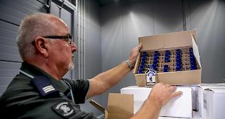 Ein Offizier der Zollbeh&ouml;rden im Hafen von Rotterdam zeigt am 26. Februar 2019 eine Schachtel mit Wodkaflaschen, nachdem ein Container mit 90'000 Alkoholflaschen von den Beh&ouml;rden abgefangen wurde. Die Ladung sei wahrscheinlich f&uuml;r den nordkoreanischen F&uuml;hrer Kim Jong-un und sein milit&auml;risches Kommando bestimmt.