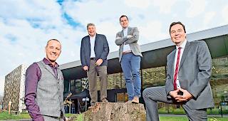 Bei der Er&ouml;ffnung. Christophe Bonvin (Kellerei Bonvin), Andr&eacute; Darbellay und David H&eacute;ritier (&laquo;Celliers de Sion&raquo;) sowie Philippe Varone (Kellerei Varone).