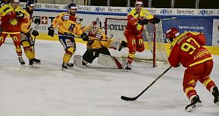 Konstant im Angriff. Siders-Spieler Auguste Impose und Eliott Meyrat (hinten) verpassen im &shy;Startdrittel das 3:0, es war eine von unz&auml;hligen Szenen vor D&uuml;bendorf-Goalie Remo Tr&uuml;b.