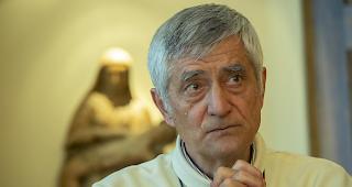 Bischof Jean-Marie Lovey an der Pressekonferenz