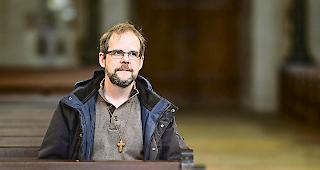 Im Gotteshaus. Seelsorger Daniel Rotzer w&uuml;nschte sich ebenfalls w&auml;rmere Temperaturen f&uuml;r die Kirchg&auml;nger.