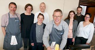 Der neue Pr&auml;sident, Moritz Schwery (vorn), in Aktion mit dem Vorstand des Landschaftsparks Binntal. Armin Zeiter, Adeline Zumstein, Dominique Weissen (Gesch&auml;ftsleiterin), Francesco Walter (Vizepr&auml;sident), Chantal Carlen (neu), Sven Wirthner und Jacqueline Imhof (von links). Es fehlen Edwin Zeiter und Reinhard Ritz.