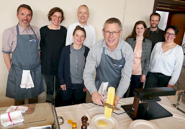 Der neue Präsident, Moritz Schwery (vorn), in Aktion mit dem Vorstand des Landschaftsparks Binntal. Armin Zeiter, Adeline Zumstein, Dominique Weissen (Geschäftsleiterin), Francesco Walter (Vizepräsident), Chantal Carlen (neu), Sven Wirthner und Jacqueline Imhof (von links). Es fehlen Edwin Zeiter und Reinhard Ritz.