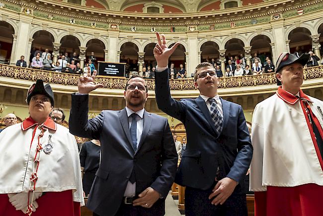 Die nachgerutschten Nationalräte Philipp Matthias Bregy und Mike Egger leisten den Amtseid am ersten Tag der Frühjahrssession der Eidgenössischen Räte. 
